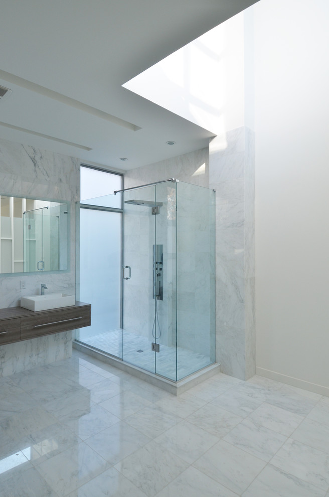 Idée de décoration pour une salle de bain principale minimaliste en bois brun avec une vasque, un placard à porte plane, un plan de toilette en bois, une baignoire encastrée, une douche d'angle, WC à poser, un carrelage blanc, un mur blanc et un sol en marbre.