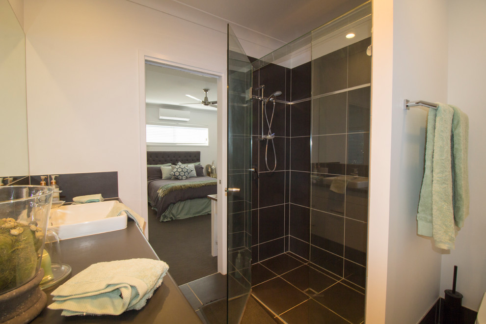 Kleines Maritimes Badezimmer mit weißen Schränken, Laminat-Waschtisch, schwarzen Fliesen, Keramikfliesen, weißer Wandfarbe und Keramikboden in Brisbane