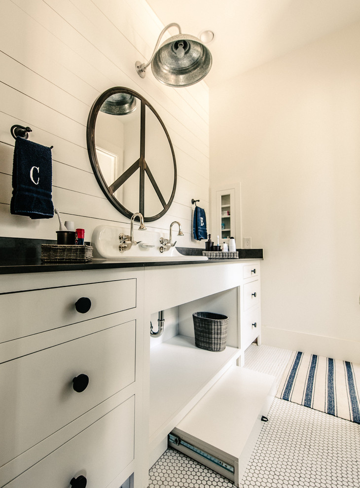 Maritimes Badezimmer mit Trogwaschbecken, flächenbündigen Schrankfronten, weißen Schränken und schwarzer Waschtischplatte in Austin