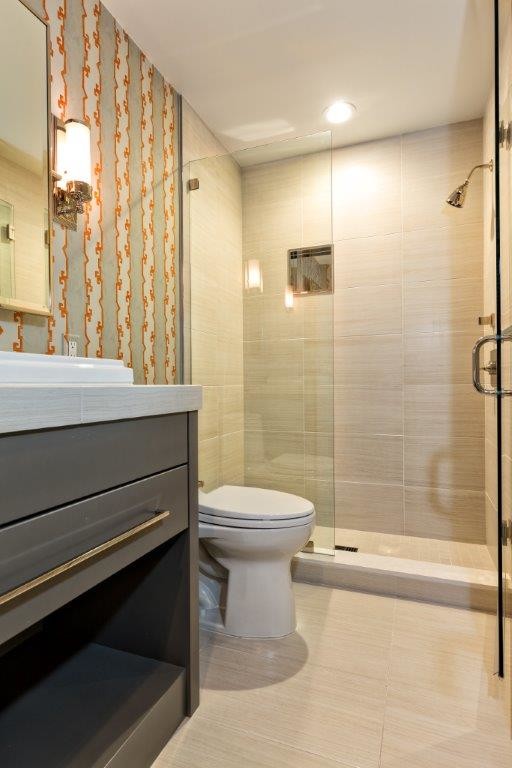 Пример оригинального дизайна: ванная комната среднего размера в современном стиле с плоскими фасадами, коричневыми фасадами, душем в нише, раздельным унитазом, серой плиткой, керамогранитной плиткой, разноцветными стенами, полом из керамогранита, душевой кабиной, накладной раковиной и столешницей из плитки