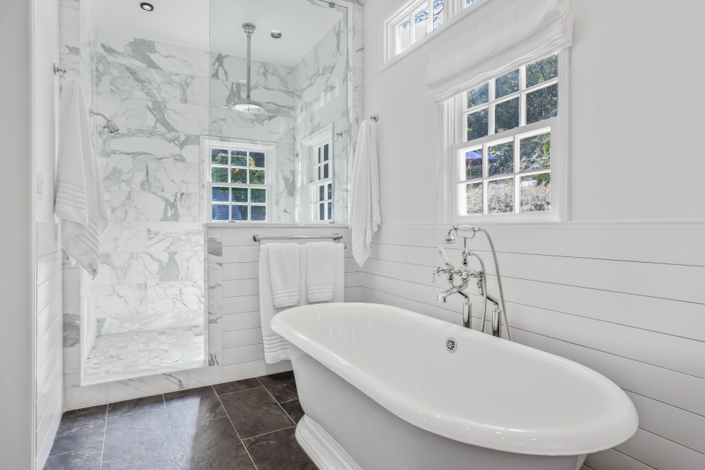Идея дизайна: ванная комната в стиле неоклассика (современная классика) с отдельно стоящей ванной, белой плиткой, белыми стенами, серым полом, стенами из вагонки и панелями на стенах
