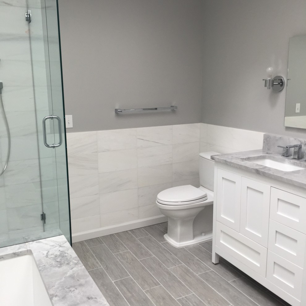 Bild på ett litet vintage grå grått en-suite badrum, med skåp i shakerstil, vita skåp, ett undermonterat badkar, en hörndusch, stenkakel, grå väggar, klinkergolv i porslin, ett undermonterad handfat, marmorbänkskiva, grått golv och dusch med gångjärnsdörr