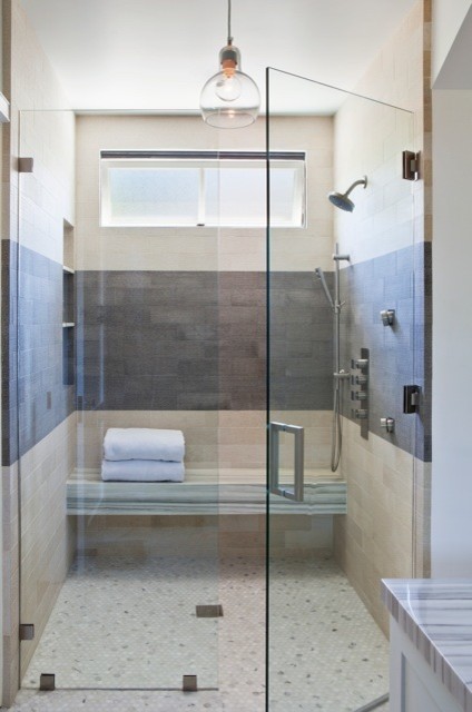 Réalisation d'une petite salle de bain tradition avec un lavabo encastré, un placard à porte shaker, des portes de placard blanches, un plan de toilette en marbre, une douche à l'italienne, un carrelage gris, un mur blanc et un sol en marbre.