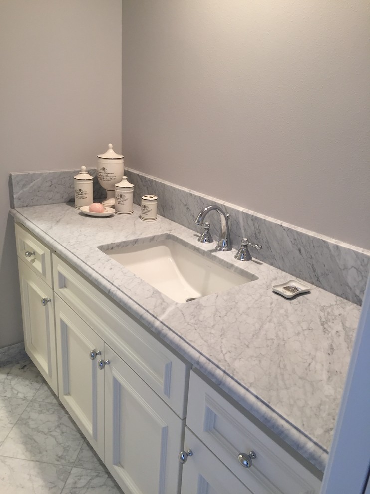 Стильный дизайн: ванная комната в классическом стиле с белыми фасадами, серой плиткой, керамической плиткой, серыми стенами, полом из керамической плитки, накладной раковиной и столешницей из гранита - последний тренд