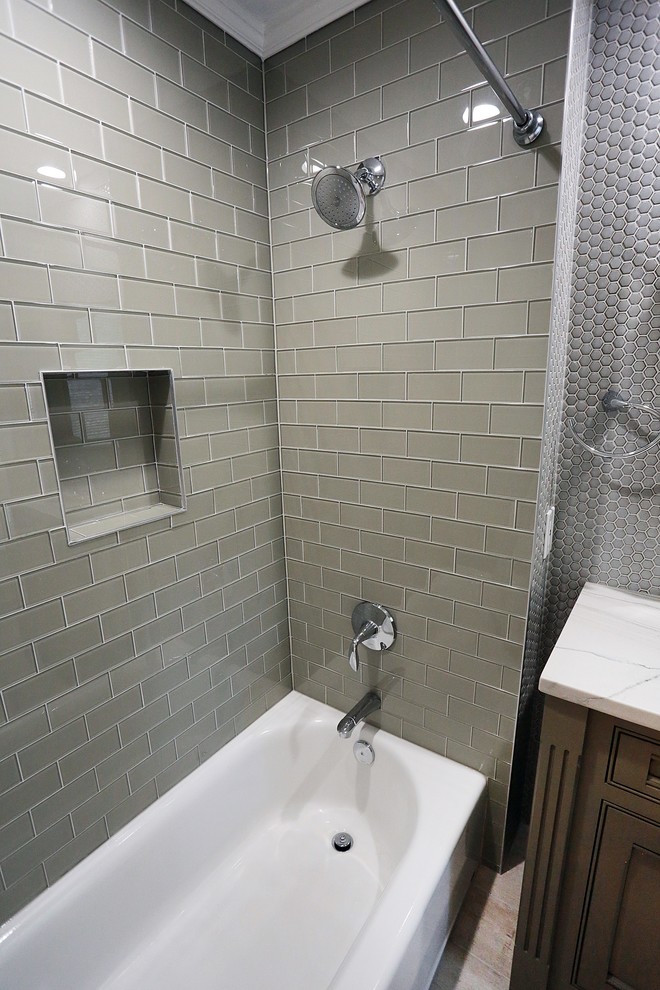 Foto di una piccola stanza da bagno design con piastrelle a mosaico e top in quarzite