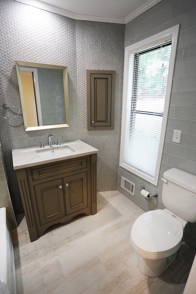 Idéer för ett litet modernt badrum, med mosaik och bänkskiva i kvartsit