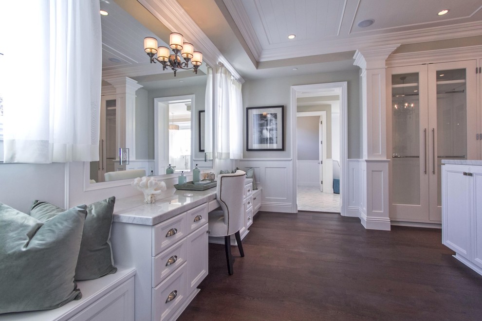 Idée de décoration pour une salle de bain design avec un plan de toilette en marbre.