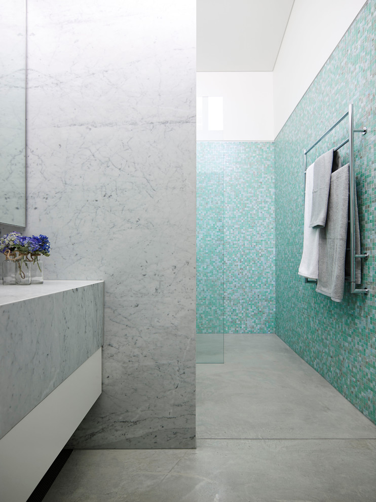 Modelo de cuarto de baño actual de tamaño medio con encimera de mármol, ducha abierta, baldosas y/o azulejos azules y baldosas y/o azulejos de cerámica