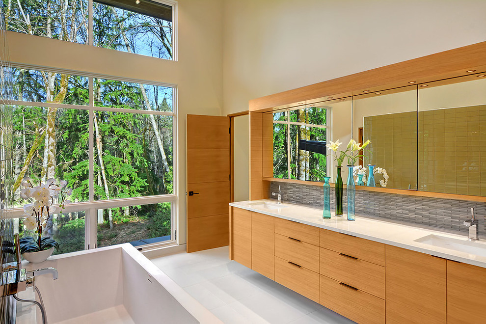 Inspiration pour une salle de bain principale design en bois clair avec un placard à porte plane, un carrelage gris, des carreaux en allumettes, un mur beige et un lavabo encastré.