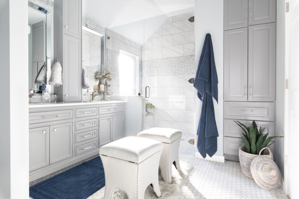 Стильный дизайн: главная ванная комната в стиле неоклассика (современная классика) с серыми фасадами, двойным душем, серой плиткой, керамической плиткой, серыми стенами, полом из керамической плитки, врезной раковиной, мраморной столешницей, белым полом, душем с распашными дверями, белой столешницей и фасадами с декоративным кантом - последний тренд