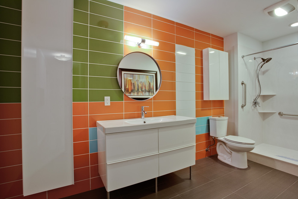 Идея дизайна: ванная комната среднего размера в стиле модернизм с плоскими фасадами, белыми фасадами, душем в нише, раздельным унитазом, керамической плиткой, белыми стенами, полом из керамогранита, душевой кабиной, монолитной раковиной, столешницей из искусственного камня, разноцветной плиткой и зеленой плиткой