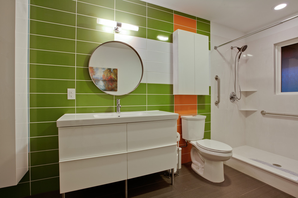 Inredning av ett modernt mellanstort badrum med dusch, med ett integrerad handfat, släta luckor, vita skåp, en dusch i en alkov, grön kakel, en toalettstol med separat cisternkåpa, keramikplattor, vita väggar, klinkergolv i porslin och bänkskiva i akrylsten