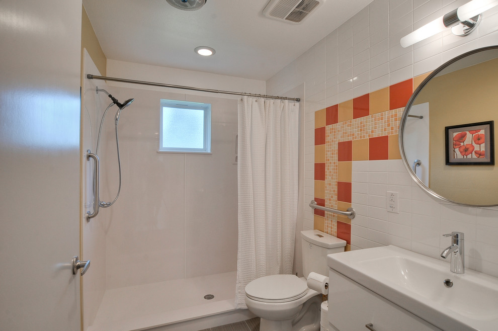 Kleines Modernes Duschbad mit weißen Schränken, Toilette mit Aufsatzspülkasten, farbigen Fliesen, Keramikfliesen, weißer Wandfarbe, Porzellan-Bodenfliesen, integriertem Waschbecken und Mineralwerkstoff-Waschtisch in Dallas