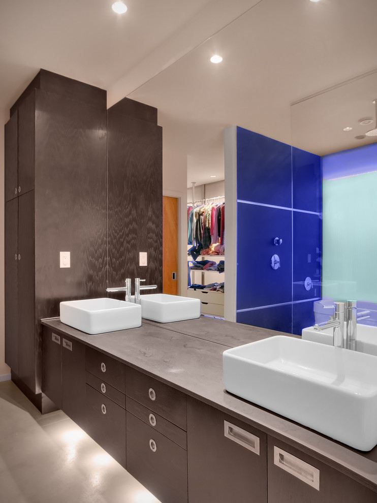 Источник вдохновения для домашнего уюта: ванная комната в стиле модернизм с настольной раковиной и серой столешницей