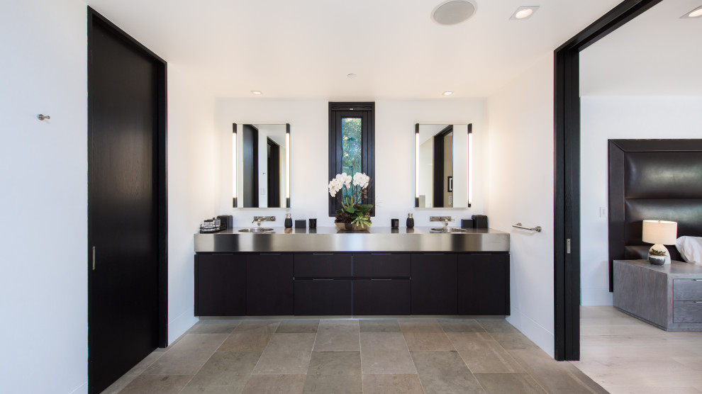 Modern inredning av ett stort en-suite badrum, med släta luckor, svarta skåp och bänkskiva i rostfritt stål