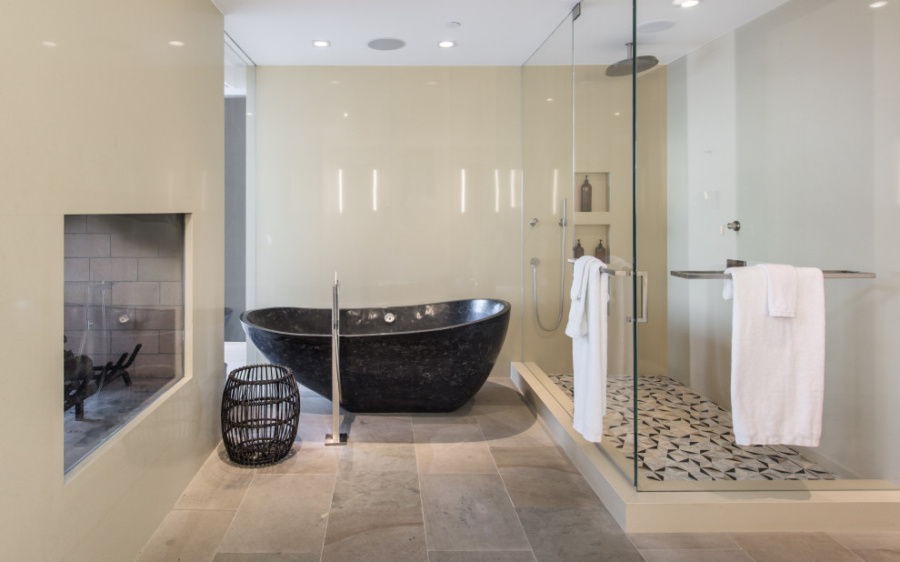 Exempel på ett stort modernt en-suite badrum, med släta luckor, svarta skåp, ett fristående badkar, en hörndusch, ett nedsänkt handfat, bänkskiva i rostfritt stål och dusch med gångjärnsdörr