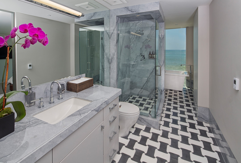 ロサンゼルスにあるビーチスタイルのおしゃれな浴室の写真