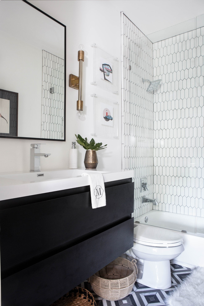 Идея дизайна: ванная комната среднего размера в стиле неоклассика (современная классика) с плоскими фасадами, черными фасадами, накладной ванной, душем над ванной, белой плиткой, плиткой мозаикой, белыми стенами, консольной раковиной, разноцветным полом, душевой кабиной и мраморной столешницей
