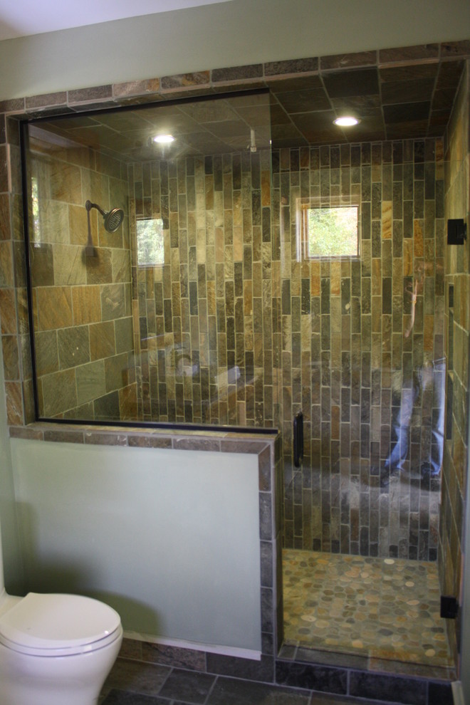 Exemple d'une salle de bain principale tendance de taille moyenne avec une douche double et un carrelage multicolore.