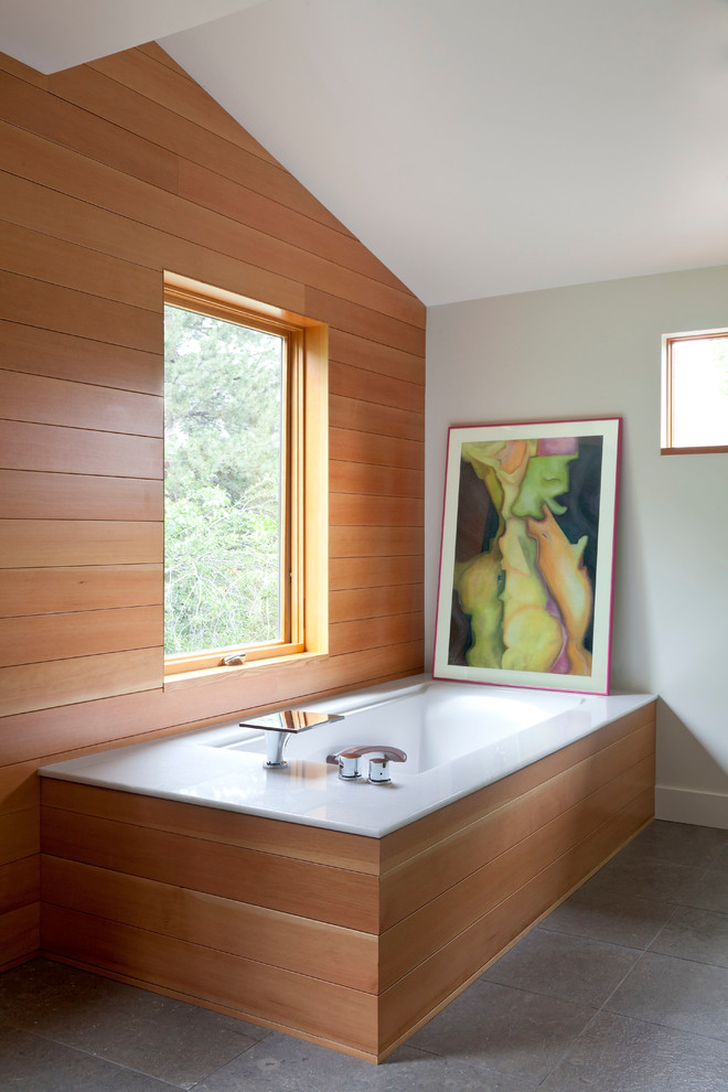 Источник вдохновения для домашнего уюта: большая главная ванная комната в стиле модернизм с плоскими фасадами, фасадами цвета дерева среднего тона, накладной ванной, душем в нише, полом из известняка, врезной раковиной, мраморной столешницей и коричневыми стенами