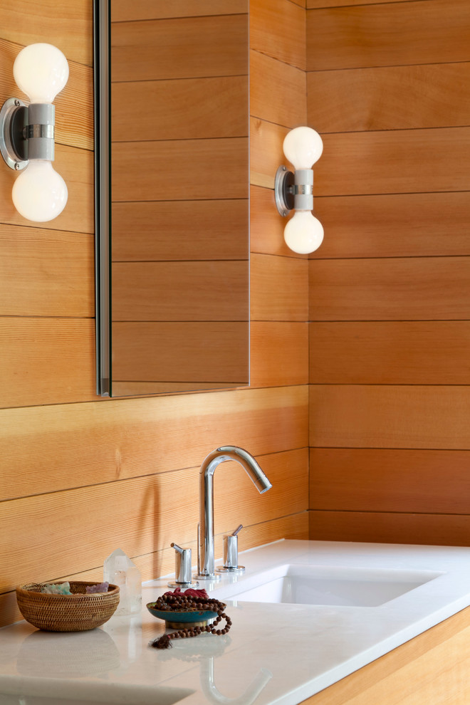 Immagine di una grande stanza da bagno padronale minimalista con ante lisce, ante in legno scuro, vasca da incasso, doccia alcova, pavimento in pietra calcarea, lavabo sottopiano e top in marmo