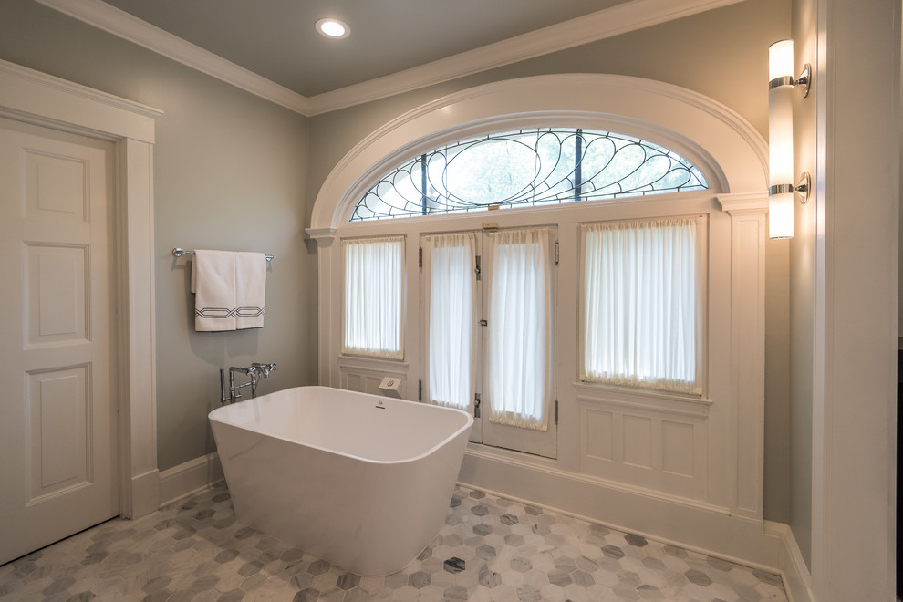 Exempel på ett mycket stort klassiskt en-suite badrum, med skåp i shakerstil, skåp i mörkt trä, ett fristående badkar, en kantlös dusch, blå kakel, glaskakel, ett undermonterad handfat, bänkskiva i kvarts, grå väggar och kalkstensgolv