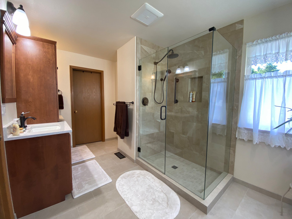 Пример оригинального дизайна: главная ванная комната в современном стиле с фасадами с утопленной филенкой, темными деревянными фасадами, угловым душем, бежевой плиткой, керамогранитной плиткой, бежевыми стенами, полом из керамогранита, врезной раковиной, столешницей из искусственного кварца, бежевым полом, душем с распашными дверями, бежевой столешницей, нишей, тумбой под две раковины и встроенной тумбой