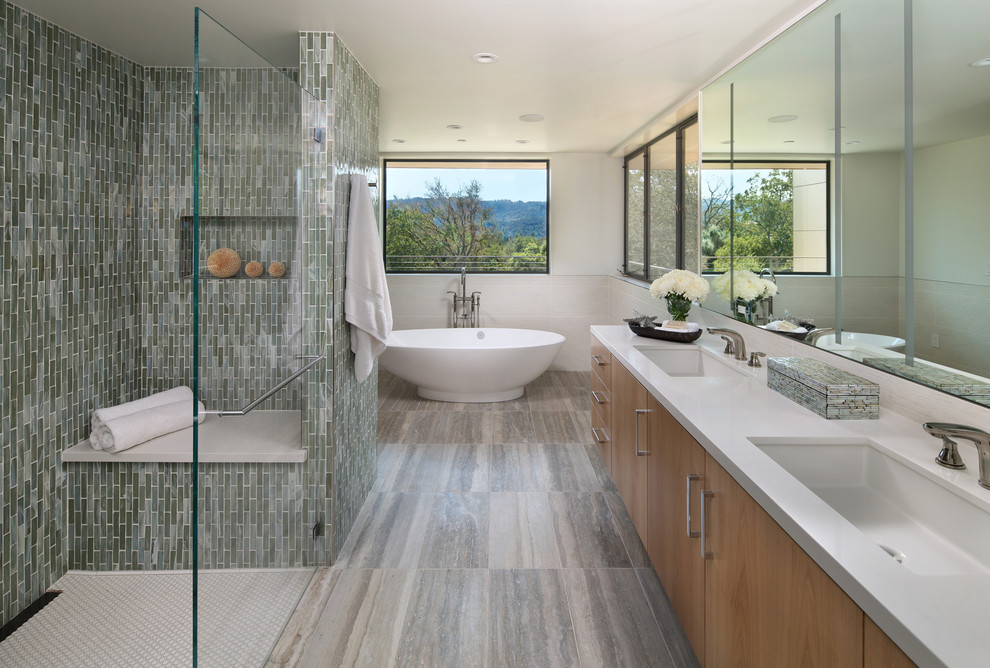 Стильный дизайн: главная ванная комната в современном стиле с плоскими фасадами, светлыми деревянными фасадами, отдельно стоящей ванной, душем без бортиков, белыми стенами, врезной раковиной, серым полом и открытым душем - последний тренд