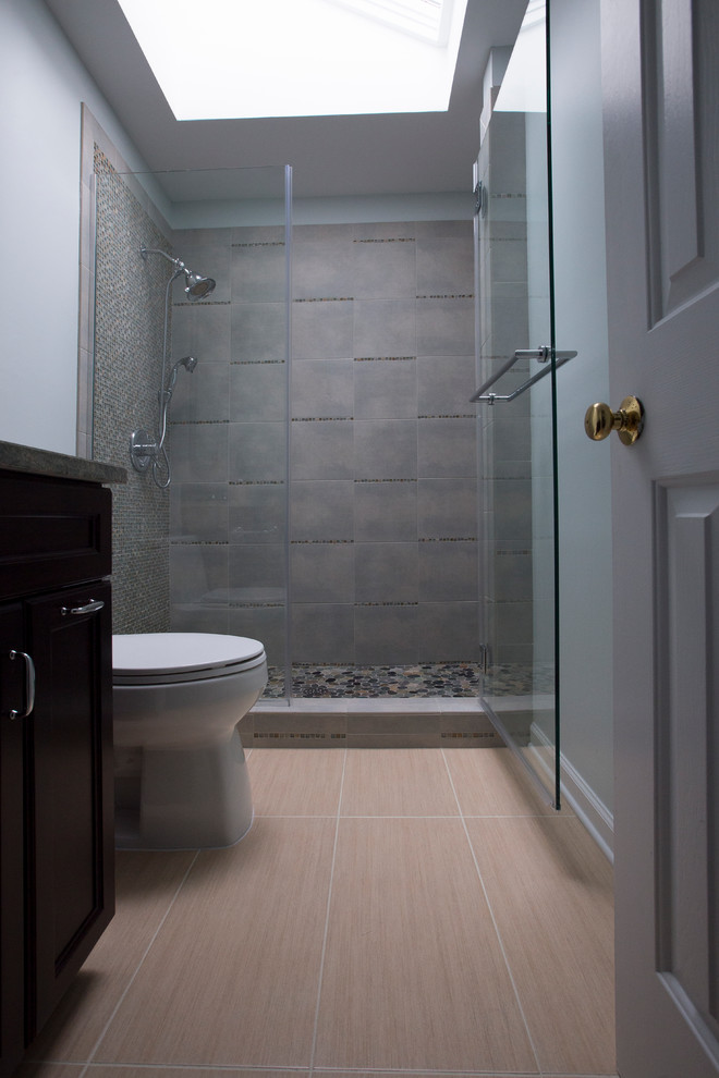 Пример оригинального дизайна: маленькая главная ванная комната в стиле неоклассика (современная классика) с врезной раковиной, фасадами с утопленной филенкой, темными деревянными фасадами, столешницей из гранита, душем в нише, унитазом-моноблоком, разноцветной плиткой, керамогранитной плиткой, серыми стенами, полом из керамогранита, бежевым полом, душем с распашными дверями и зеленой столешницей для на участке и в саду