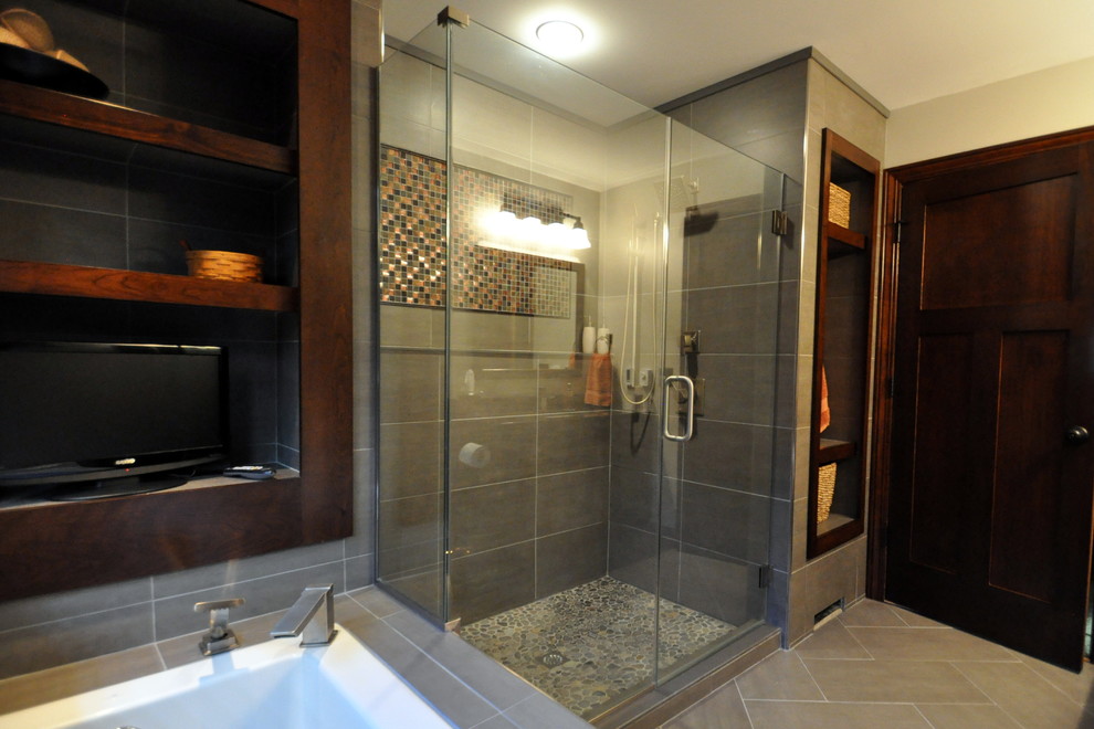 Immagine di una stanza da bagno classica con lavabo sottopiano, vasca da incasso, vasca/doccia, ante in stile shaker, ante in legno bruno, top in granito e WC monopezzo