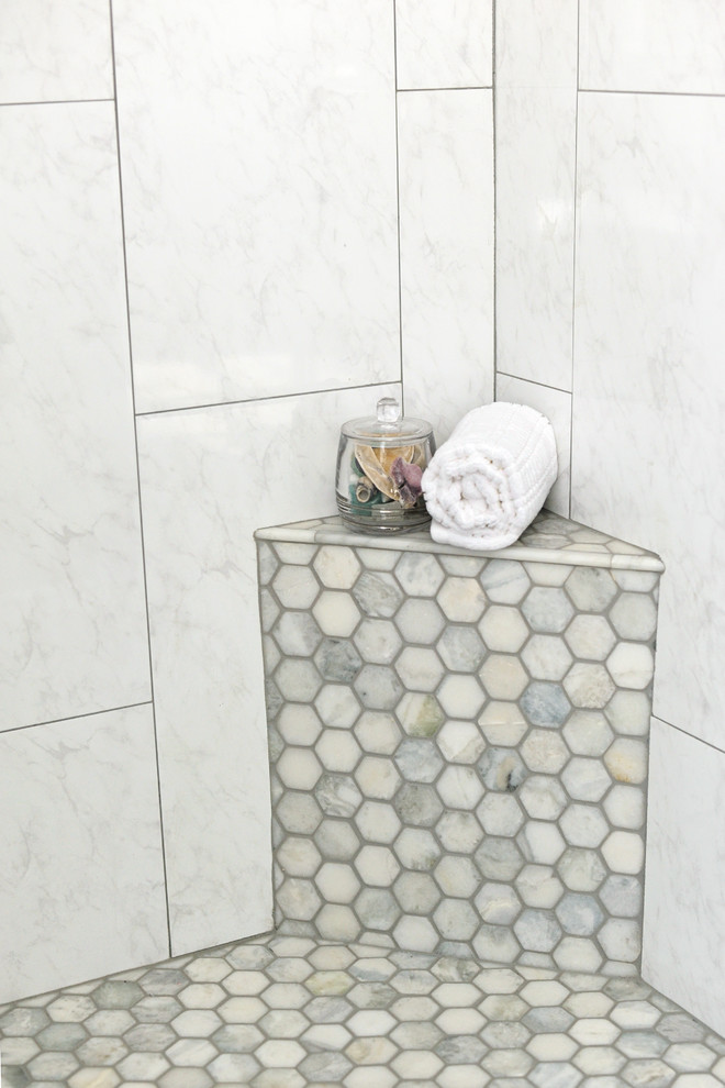 Réalisation d'une grande salle de bain principale tradition en bois brun avec un lavabo encastré, un placard avec porte à panneau encastré, un plan de toilette en quartz modifié, une baignoire indépendante, un carrelage gris, un mur bleu et un sol en carrelage de porcelaine.