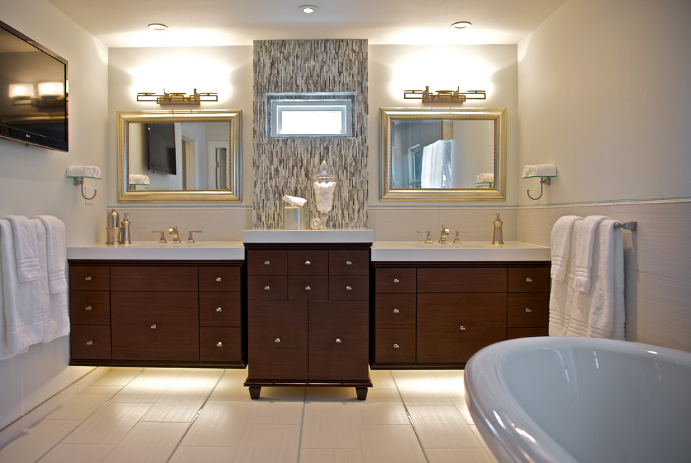 Foto de cuarto de baño clásico con armarios con paneles lisos, puertas de armario de madera en tonos medios, bañera exenta, baldosas y/o azulejos beige y ventanas