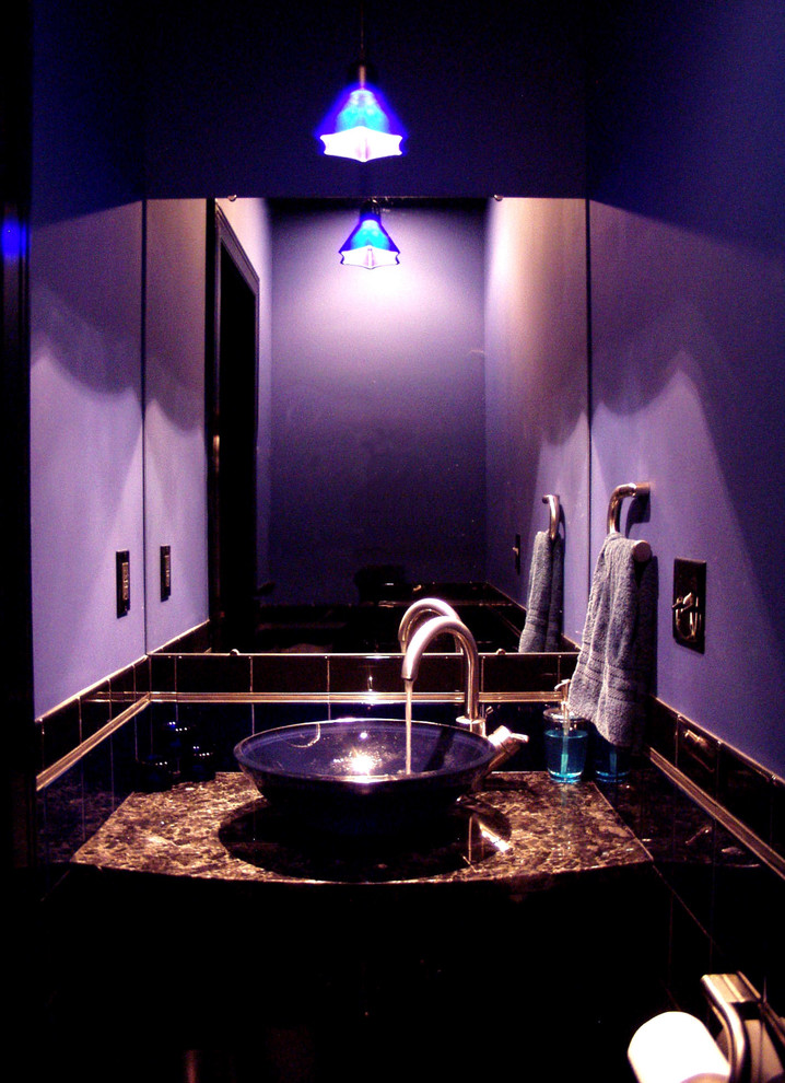 Idée de décoration pour une petite salle de bain design avec des carreaux de céramique, un plan de toilette en granite, des portes de placard noires, un carrelage noir, un mur bleu, un sol en carrelage de céramique et une vasque.
