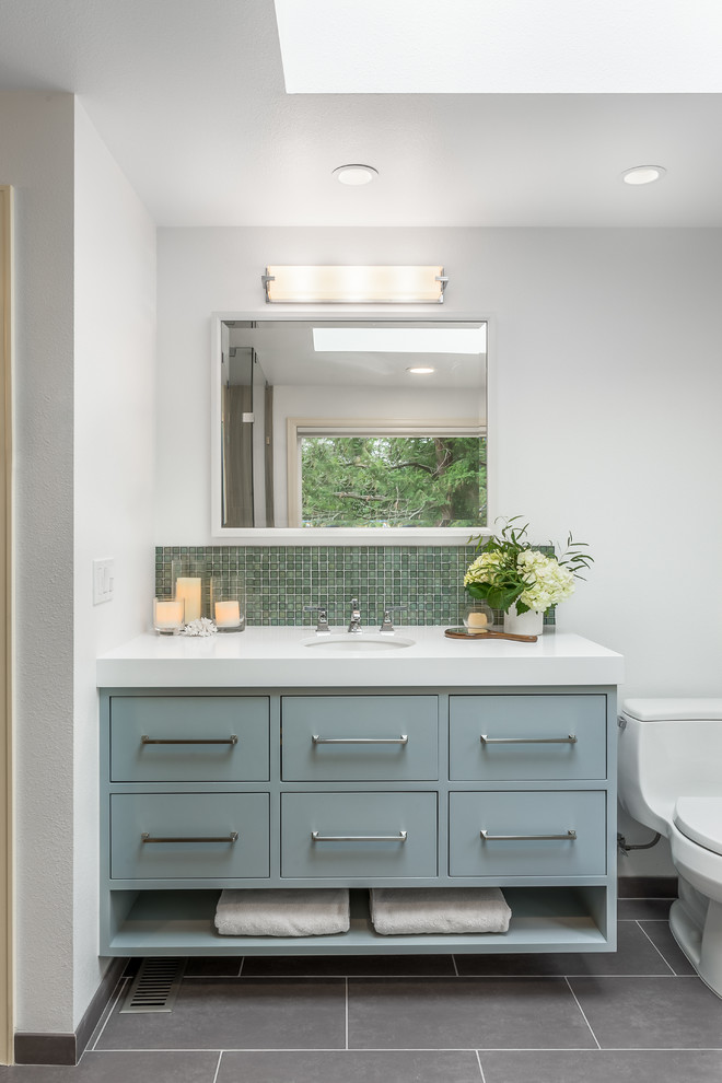 Exempel på ett klassiskt en-suite badrum, med släta luckor, en toalettstol med hel cisternkåpa, vita väggar, klinkergolv i porslin, ett undermonterad handfat, bänkskiva i kvarts och blå skåp