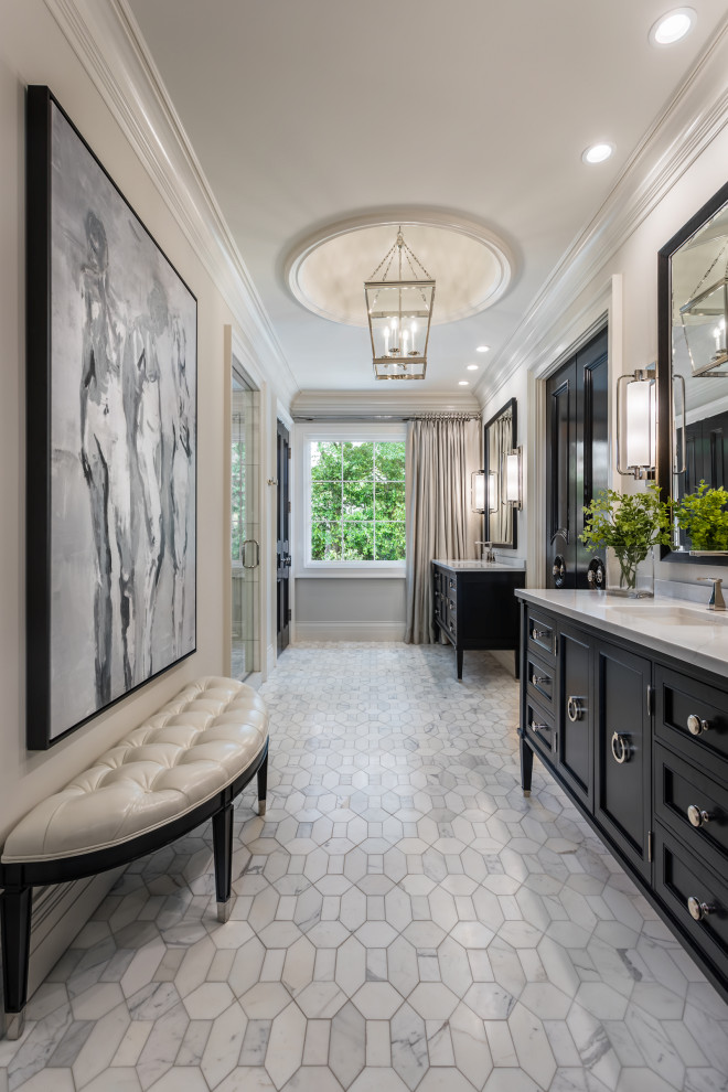Idéer för stora vintage grått en-suite badrum, med svarta skåp, grå väggar, ett undermonterad handfat, grått golv, en dusch i en alkov, marmorgolv, marmorbänkskiva, dusch med gångjärnsdörr och luckor med infälld panel