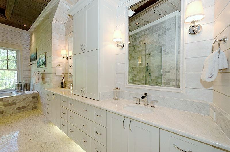 Идея дизайна: большая главная ванная комната в современном стиле с фасадами в стиле шейкер, белыми фасадами, мраморной столешницей, накладной ванной, серой плиткой, плиткой мозаикой, бежевыми стенами и мраморным полом