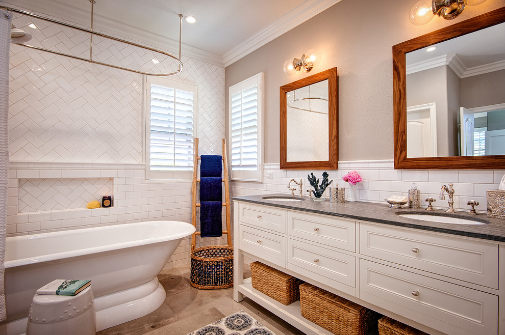 Exempel på ett maritimt en-suite badrum, med vita skåp, ett fristående badkar, en dusch/badkar-kombination, beige väggar och luckor med infälld panel