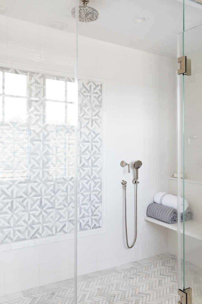 Свежая идея для дизайна: главная ванная комната в морском стиле с двойным душем, душем с распашными дверями, фасадами с утопленной филенкой, белыми фасадами, ванной на ножках и белой столешницей - отличное фото интерьера