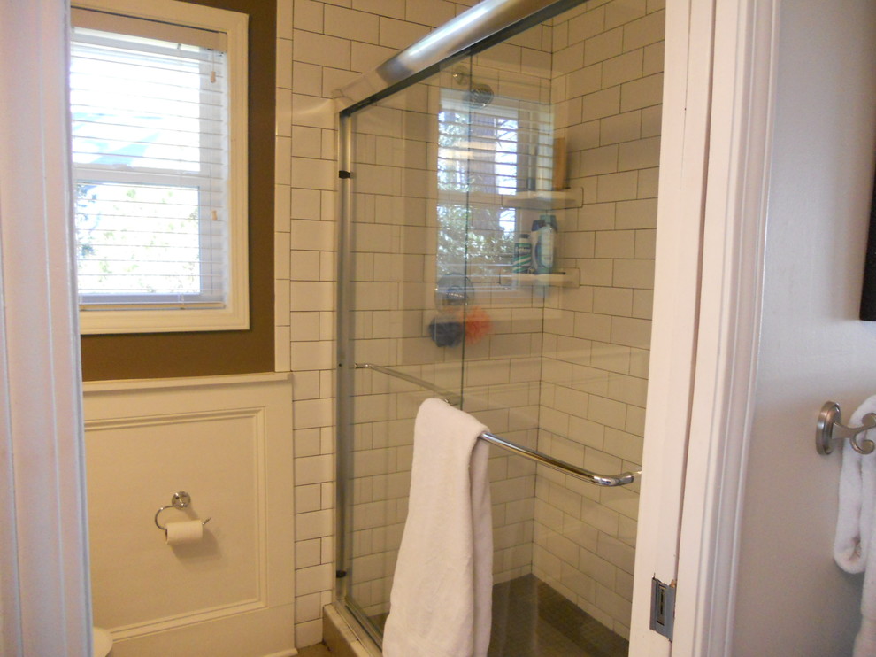 Idéer för ett litet klassiskt en-suite badrum, med ett piedestal handfat, luckor med upphöjd panel, vita skåp, granitbänkskiva, en dusch i en alkov, en toalettstol med separat cisternkåpa, vit kakel, keramikplattor, bruna väggar och klinkergolv i keramik