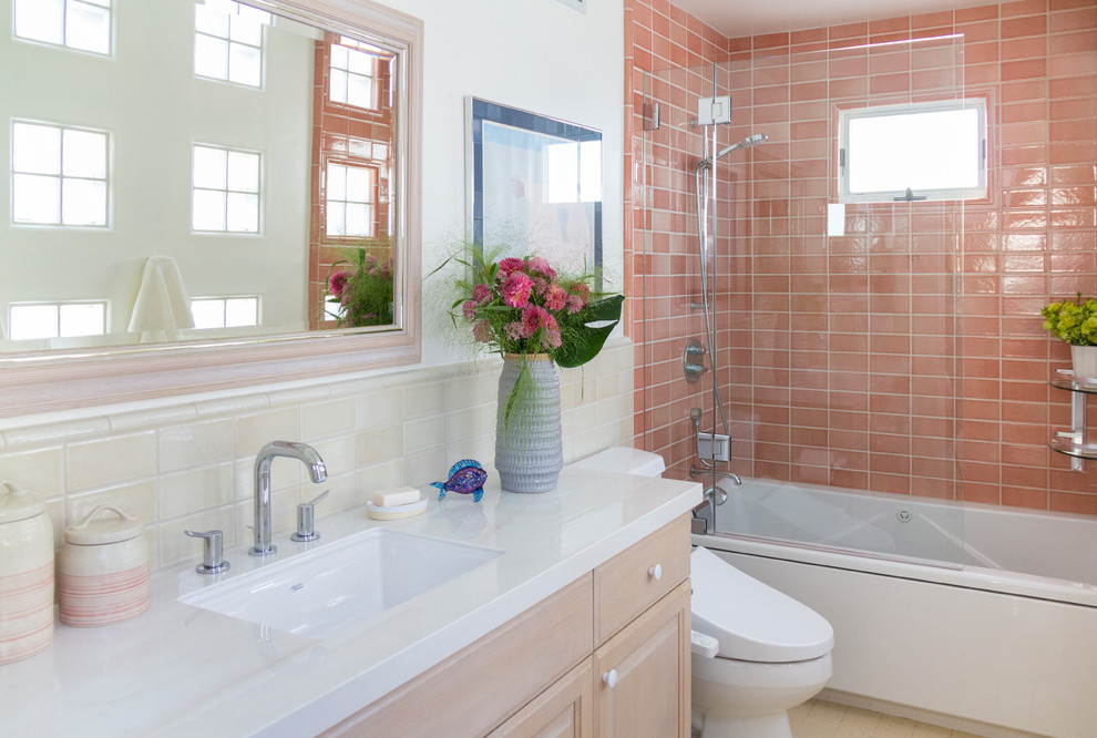 ロサンゼルスにあるトラディショナルスタイルのおしゃれなバスルーム (浴槽なし) (レイズドパネル扉のキャビネット、淡色木目調キャビネット、アルコーブ型浴槽、シャワー付き浴槽	、オレンジのタイル、白い壁、アンダーカウンター洗面器、ベージュの床、オープンシャワー、白い洗面カウンター) の写真