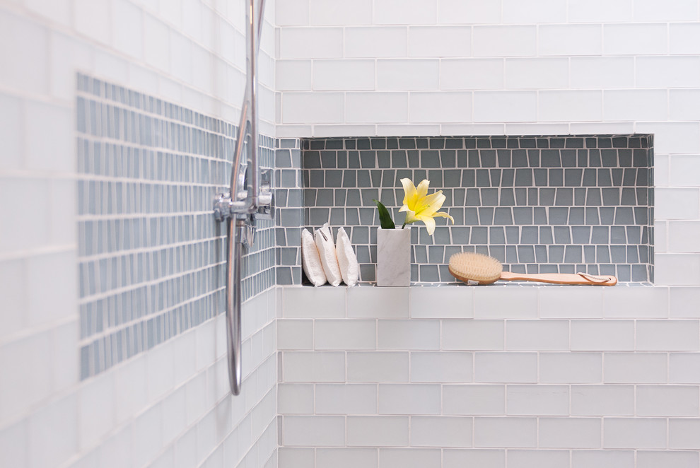 Свежая идея для дизайна: ванная комната в современном стиле с душем без бортиков, синей плиткой и стеклянной плиткой - отличное фото интерьера