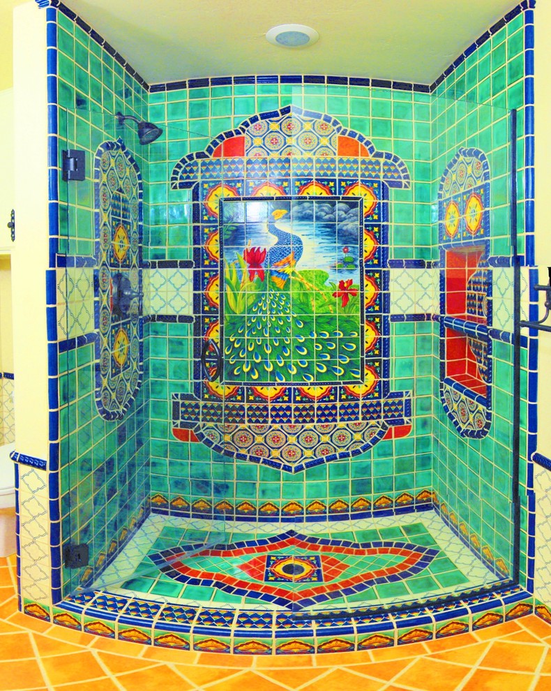 Idéer för att renovera ett mellanstort vintage en-suite badrum, med grön kakel, klinkergolv i terrakotta, kaklad bänkskiva och dusch med skjutdörr