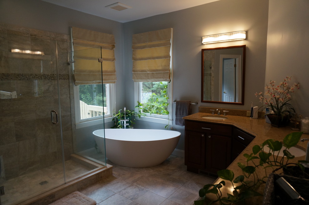 Inspiration pour une grande salle de bain principale design avec un lavabo encastré, une baignoire indépendante, un carrelage beige, des carreaux de céramique, un mur bleu et un sol en carrelage de céramique.