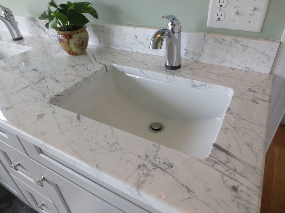 Idéer för att renovera ett mellanstort vintage en-suite badrum, med skåp i shakerstil, grå skåp, ett badkar i en alkov, en hörndusch, marmorgolv, ett fristående handfat, marmorbänkskiva och gröna väggar