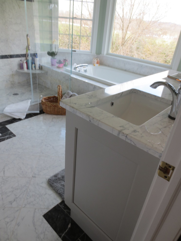 Exemple d'une salle de bain principale chic de taille moyenne avec un placard à porte shaker, des portes de placard grises, une baignoire en alcôve, une douche d'angle, un sol en marbre, une vasque, un plan de toilette en marbre et un mur vert.