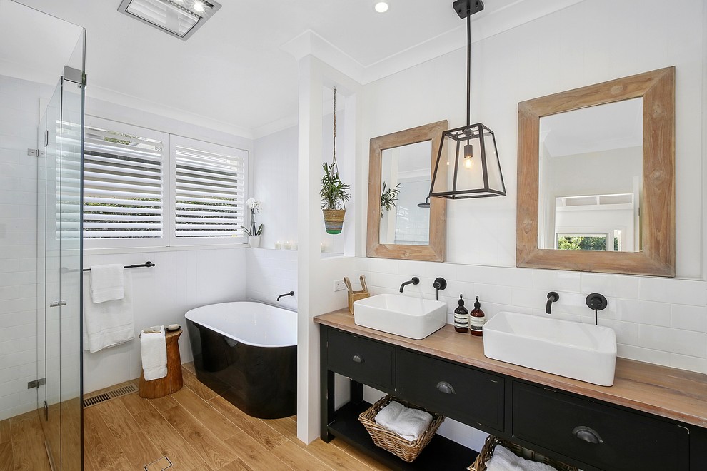 Photo of a beach style bathroom in Sydney.