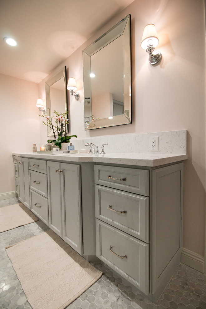 Свежая идея для дизайна: главная ванная комната среднего размера в стиле неоклассика (современная классика) с фасадами с утопленной филенкой, серыми фасадами, раздельным унитазом, белой плиткой, плиткой кабанчик, розовыми стенами, мраморным полом, врезной раковиной, столешницей из искусственного кварца, серым полом, душем с распашными дверями и белой столешницей - отличное фото интерьера