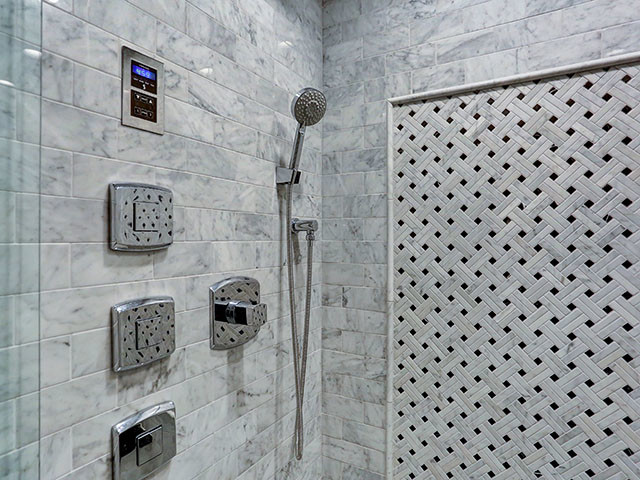 Ispirazione per una stanza da bagno con doccia contemporanea di medie dimensioni con doccia alcova, piastrelle grigie, piastrelle in pietra, pareti grigie e pavimento con piastrelle a mosaico