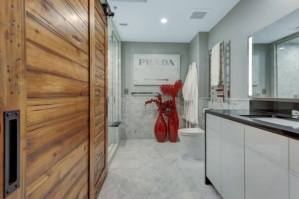 Idéer för ett mellanstort modernt badrum med dusch, med släta luckor, en dusch i en alkov, en toalettstol med hel cisternkåpa, grå väggar, marmorgolv, ett undermonterad handfat, bänkskiva i kvarts och vita skåp