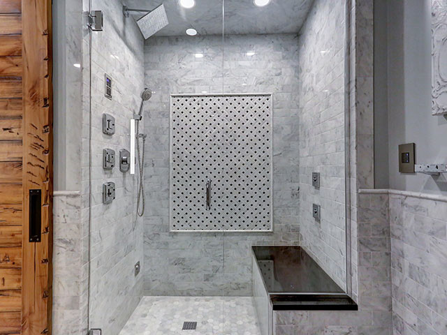 Ejemplo de cuarto de baño contemporáneo de tamaño medio con ducha empotrada, baldosas y/o azulejos grises, baldosas y/o azulejos de piedra, paredes grises, suelo con mosaicos de baldosas y aseo y ducha